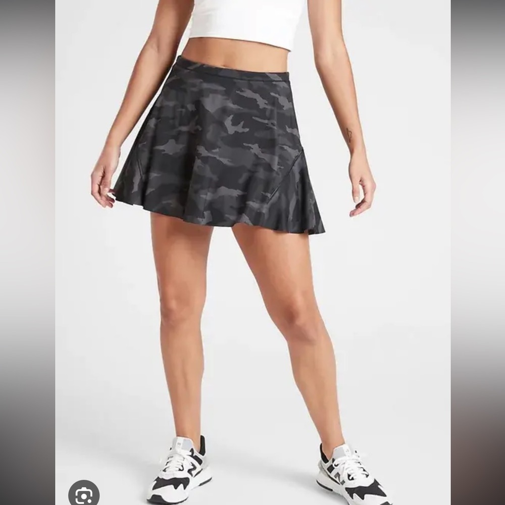 Athleta Black/Gray Camo Match Point Printed Skort size M EUC
